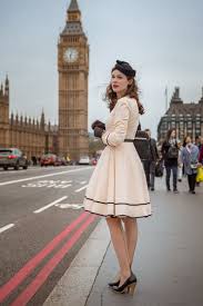 Unterwegs Auf Londons Strassen Im Retro Kleid Grace Von Blackbutterfly 50er Jahre Outfit 60er Jahre Mode 50 Jahre Kleider