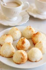 Rochers A La Noix De Coco Congolais Elle Mijote Quelque Chose Recette En 2020 Rocher Noix De Coco Petits Pots De Creme Au Chocolat Alimentation