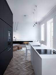 minimalistische kuche einbaugerate weiss schwarz parkettboden skandinavisch kamin kuchen design innenarchitektur kuche moderne kuche