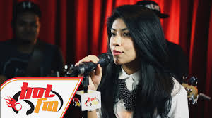 Hati ini bukan milikmu lagi seribu tahun pun akan ku nantikan kamu sayangku jangan kau persoalkan siapa di hatiku terukir di bintang tak mungkin hilang. Terukir Di Bintang Lirik Lagu