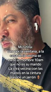 Yo Saliendo De La Casa Para Que Mis Vecinos Vean Mi Estreno