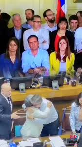 Así fue el abrazo del Oficialismo con la Derecha en el Senado que selló  perpetuar las AFPs. "Miren como sonríen los presidentes, cuando le hacen  promesas al inocente", Nos cantaba Violeta Parra..
