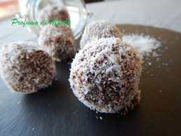Dolcetti al cocco e cioccolato. Palline Di Cocco E Yogurt Ricoperte Di Cioccolato Fondente
