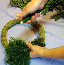 Tannenzweige An Dem Rohling Befestigen Weihnachtsbasteln Weihnachtskranz Basteln