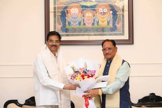 मुख्यमंत्री श्री विष्णु देव साय ने आज भुवनेश्वर स्थित लोक भवन में ओडिशा के राज्यपाल  डॉ. हरि बाबू कंभमपति से सौजन्य भेंट की। इस अवसर पर ...