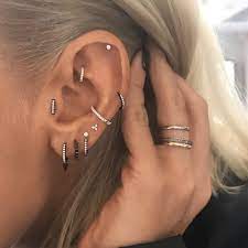 Apres Ca Les Piercings D Oreilles N Auront Plus Aucun Secret Pour Toi Tragus Earrings Gold Bar Earrings Multiple Ear Piercings