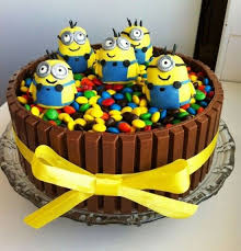 Minion Kit Kat Cake Recipe Easy Video Instructions Gateau Minion Decoration Gateau Gateau Anniversaire