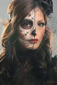 Am tag der toten, spanisch día de muertos (auch día de los muertos), einem der wichtigsten mexikanischen feiertage, wird traditionell der verstorbenen gedacht. Ideen Sugar Skull Schminke Frau Halfte Des Gesichts Schminken Halloween Gesicht Schminken Karneval Schminken