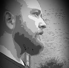 Deze man uit Beerta heeft zondagavond op camera beweerd dat zijn vriendin  op zondagavond met de vader van Jeffrey en Emma heeft gesproken en dat het  goed ging met het drietal. Nu