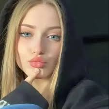 Julie Bowen & Sofia Vergara re-enact the iconic Sophia Loren & Jayne  Mansfield photo😅