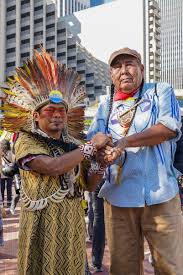 Mapu huni kuin interpreta uma canção tradicional do seu povo, os huni kuin. Indigenous Environmental Network On Twitter Tom Goldtooth And Chief Ninawa Huni Kuin Are Here To Challenge Carbon Pricing And Carbon Market Schemes These Mechanisms Do Not Do Enough To Stop Climatechange We