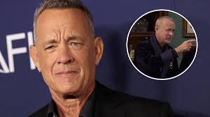 Tom Hanks preocupa por temblores en sus manos durante la emisión de  “Saturday Night Live”
