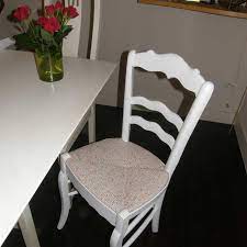 Dans la salle à manger, le séjour ou dans la cuisine, les chaises sont présentes partout dans la maison. Chaise Paille Tissu Bois Blanc