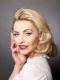 Das marilyn monroe kostüm ist ein wundervolles outfit für jede 50er jahre mottoparty, karneval und fasching! Marilyn Monroe Kleid Make Up Frisur Selber Machen