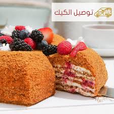 كيكة العسل بالتوت طبقات من كيك العسل الإسفنجي والكريمة الحامضة المحلاة وتوت العليق مزين بحبيبات الوافرز والتوت المشكل Raspberry Honey Food Breakfast Cake