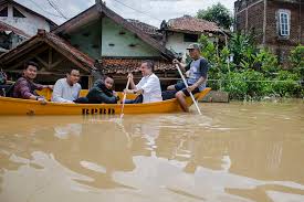 Banjir bandang berbeda dengan banjir pada umumnya atau banjir di jakarta. Banjir Terjang Kabupaten Bandung Ribuan Warga Mengungsi