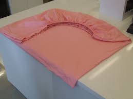 Marie Kondo Is Here To Save You From All Your Fitted Sheet Folding Struggles Bettwasche Falten Kleidung Falten Bettwasche