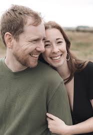 Murray, Hoffman to marry in August