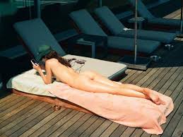 Kardashians star Kendall Jenner shares naked picture | The Chronicle