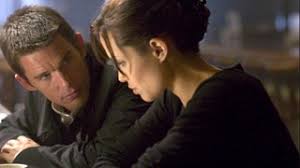 Angelina jolie smette i panni della supereroina o della 'missionaria' in favore di buone cause per entrare in quelli di una poliziotta in un thriller mediocre. Identita Violate Trailer Originale Del Film Film 2004