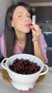 Cherry pie 🍒, ინგრედიენტები:, • ფქვილი 400 გრ, • კარაქი 200 გრ, • არაჟანი  200 გრ , • გამაფხვიერებელი 10 გრ, • მარილი 1/4 ჩ/კ, • შაქარი 50 გრ , მშრალ  ინგრედიენტებს დავუმატოთ ცივი კარაქი, დავამზადოთ ...