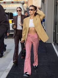 Check out how bella hadid, ashley graham, rihanna and more style their black jeans. Bella Hadid Mit Diesen 41 Street Style Looks War Sie 2020 Stilpragend Vogue Germany