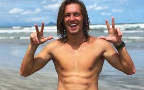 Vitor kley cantando roberto , que lindoooooo! Sensacao Do Momento Vitor Kley Leva Ar Praiano E Amor Pela Arte Atraves Do Som Colunas Ig