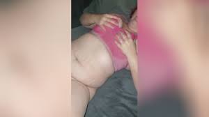 ये शरारती लड़कियाँ एक-दूसरे की चूत चाटने से लेकर एक नाइट क्लब में मिले इस  आदमी से बारी-बारी से अपनी चूत को डॉगीस्टाइल में चोदने तक चली गईं।