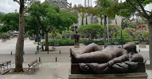 Una lengua extraña murmura su precio y otra lengua apaga moneda a moneda. Toque De Queda La Soledad Se Tomo El Centro De Medellin