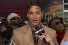 ¡Maluma estrena look! Se quita la barba y su hija Paris rompe en llanto