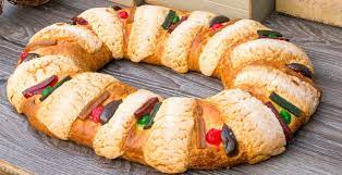 La rosca de reyes, roscón o rosco de reyes es un pan dulce festivo en forma redonda u ovalada, adornada con rodajas de fruta cristalizada o confitada de colores. La Rosca De Reyes Un Sinfin De Tradicion Y Sabor Secretaria De Agricultura Y Desarrollo Rural Gobierno Gob Mx