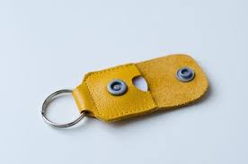 Envie De Coudre Du Cuir Une Pochette Pour Papiers De Voiture Selon Mon Tuto Accompagnee D Un Porte Cles Porte Jeton De Cuir Porte Clef Porte Cle