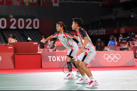 Ganda putri indonesia apriyani rahayu (kiri) berpose dengan greysia polii setelah memenangi laga penyisihan grup bulu tangkis melawan sayaka hirota dan yuki fukushima dari jepang pada olimpiade tokyo 2020 di musashino forest sports plaza di tokyo pada 27 juli 2021. Veb9ohxpunqh6m