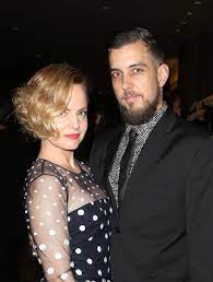 Mena suvari gives birth to first baby, son christopher alexander, with husband michael hope. Mena Suvari Reveals The Meaningful Name She S Giving Her Baby