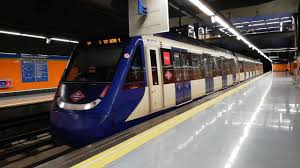 La línea 12 del metro de madrid es una circular que discurre por los grandes municipios del sur y suroeste del área metropolitana de madrid y que enlaza con el resto de la red a través de la línea for faster navigation, this iframe is preloading the wikiwand page for línea 12 (metro de madrid). Metro Sur Linea 12 Con Serie 9700 Saliendo De Parque De Los Estados Youtube