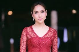Kombinasi warna gold dan hijau desain minimalis. 5 Warna Kebaya Brokat Selain Hitam Yang Cocok Untuk Kulit Sawo Matang Womantalk