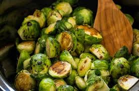Une Recette Facile De Choux De Bruxelles Au Balsamique Dans La Mijoteuse Recipe Winter Food Vegetables Brussel Sprouts