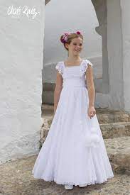 Con cuello ovalado y un lazo trasero que además de adornar nos sirve para ajustar el traje al dorso y que todo quede en su sitio. Venta Charo Ruiz Comunion En Stock