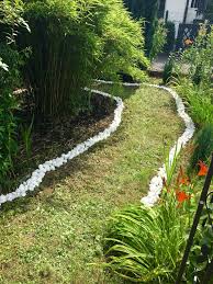 Gartenweg Mit Weissen Steinen Gartenweg Garten