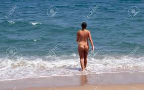 Mujer Desnuda En La Playa En España Fotos, retratos, imágenes y fotografía  de archivo libres de derecho. Image 153340743