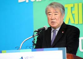 김우남 마사회장 연합뉴스 자료 사진 (서울=연합뉴스) 김승욱 기자 = 사법시험준비생모임(사준모)은 15일 자신의 측근 채용을 반대한 직원에게 폭언한 의혹을 받고 있는 김우남 마사회장을 강요미수죄로 처벌해달라며 경찰청 국가수사본부에 고발장을 제출했다. 68edv1togec99m
