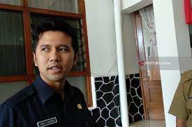 Emil dardak, wakil gubernur jawa timur, menyanyikan selamat jalan kekasih karya erros djarot. Emil Dardak Arifin Teken Pakta Integritas Dwitunggal Antara News Jawa Timur