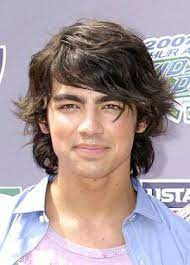 Joe Jonas Looks So Much Better With Longer Hair Sigh Joe Jonas Jonas Boy Hairstyles