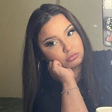 Esperanza Deleon's Instagram, Twitter & Facebook