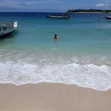 Di pantai gili trawangan terdapat beberapa yang menyediakan tempat nonton bareng di tepi pantai dengan menggunakan layar lebar. Photos At Pantai Gili Trawangan Beach In Gili Indah