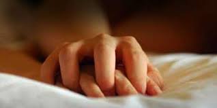 Karena itu, apabila suami mengajak istrinya untuk melakukan hubungan badan, wajib bagi istri untuk menolaknya dan haram bagi istri untuk mentaatinya. Istri Tolak Variasi Hubungan Intim Suami Hukumnya Dream Co Id