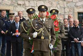 The newly crowned king ladislaus of naples attained support from the castellan of knin and issued his first decree there in 1403. Pogledajte Kako Je U Kninu Obiljezena 28 Obljetnica Napada Na Potkonje I Vrpolje Vecernji Hr