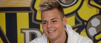 His jersey number is 22. Sie Konnen Nicht Ohne Mich Der Progres Sturmer Reiste Vom Bvb Trainingslager Nach Niederkorn Tageblatt Lu