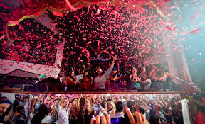 Bob Sinclar Apre Le Danze Di Ibiza Con Lo Show Paris By Night Al Pacha Vanityfair It Night Club Club Parties Ibiza