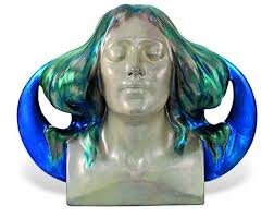 Female bust enclosed in moon shape: "La Luna" (The moon)